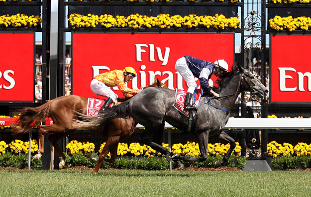 Efficient crosses the wire to win the 2007 Melbourne Cup. Photo: AP/Victorian Racing Club.