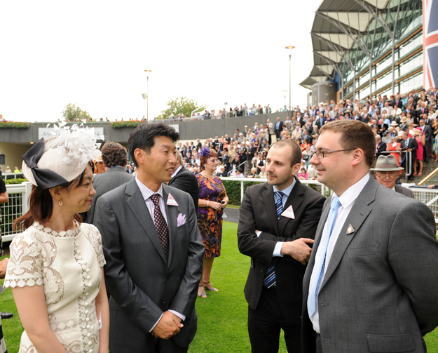 Nick Smith (right) in the Parade Ring at Ascot Racecourse. Photo: Bill Selwyn/Ascot Racecourse.