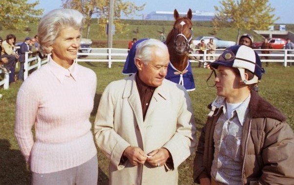 Eddie Sweat and Big Red photo-bomb the real Chenery, Laurin, and Turcotte. (Woodbine photo)