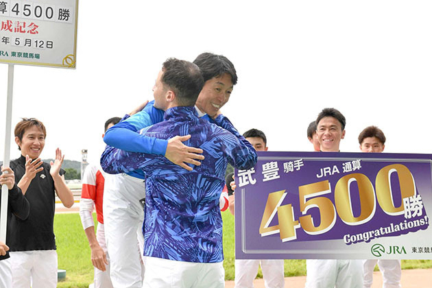 Yutaka Take celebrates win number 4,500 at Tokyo racecourse. Photo: Akihisa Sasaki / netkeiba