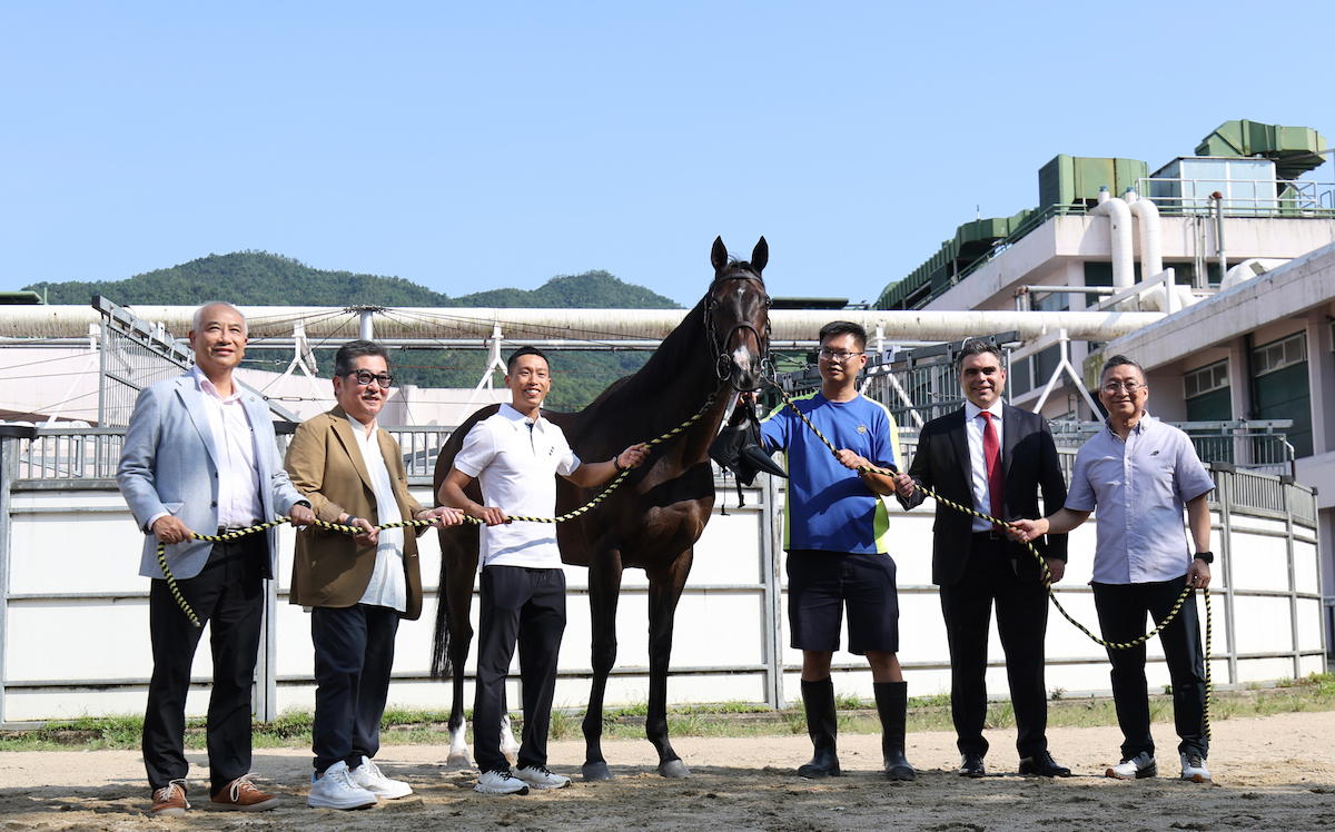 It’s official: Golden Sixty and connections pose for the cameras as retirement is confirmed. Photo: Hong Kong Jockey Club