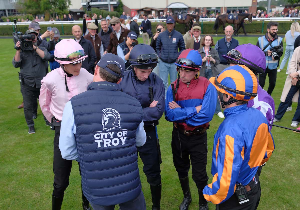 Pre-race briefing: Aidan O’Brien direct operations with his five riders at Southwell. Photo: Tony Knapton / focusonracing.com