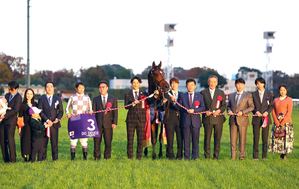 Glory days: Do Deuce and connections after the five-year-old’s Japan Cup triumph. Photo: Japan Racing Association