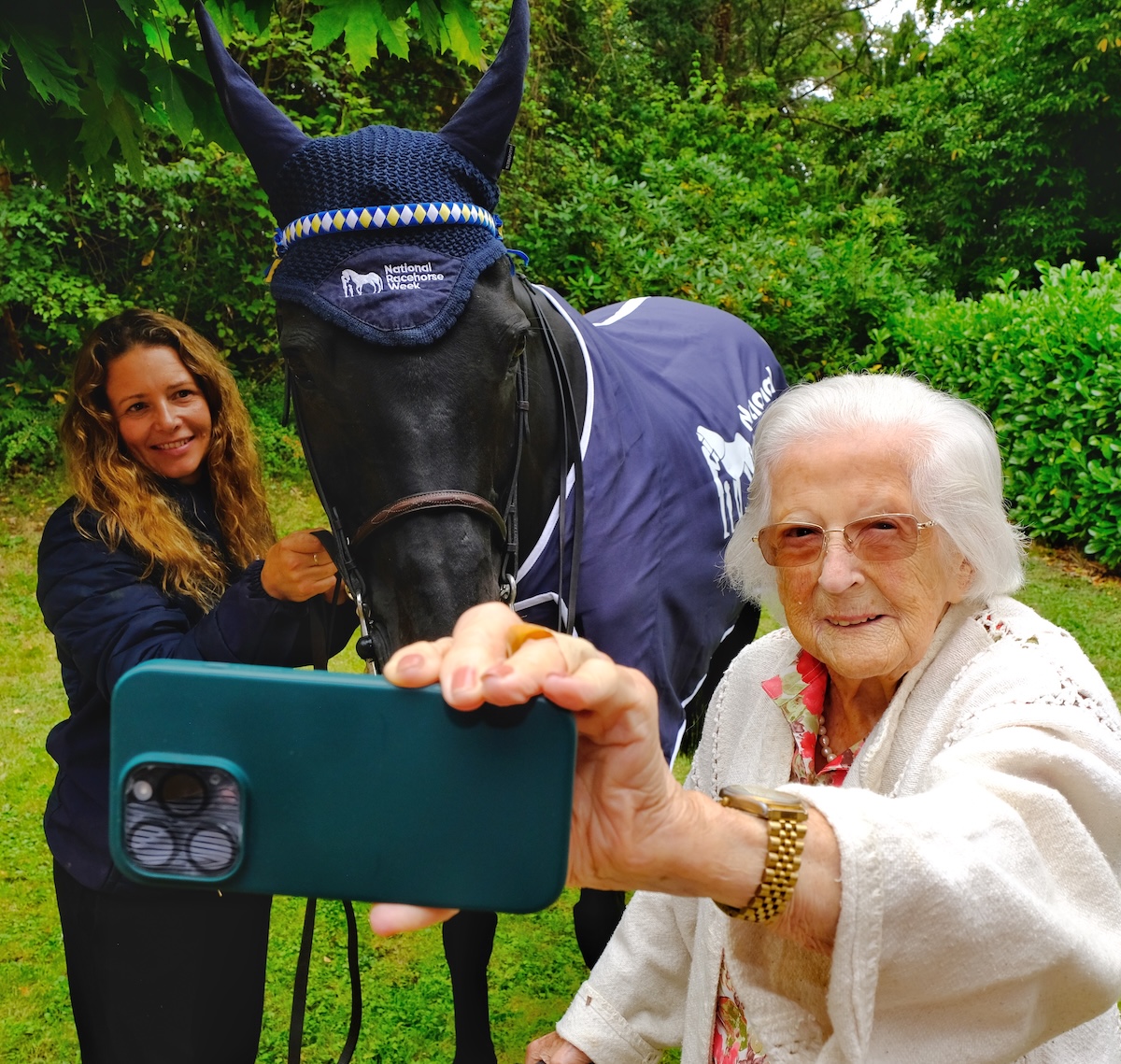 Former Andrew Balding-trained Side Glance meets a resident at a local care home. Photo: Ascot racecourse