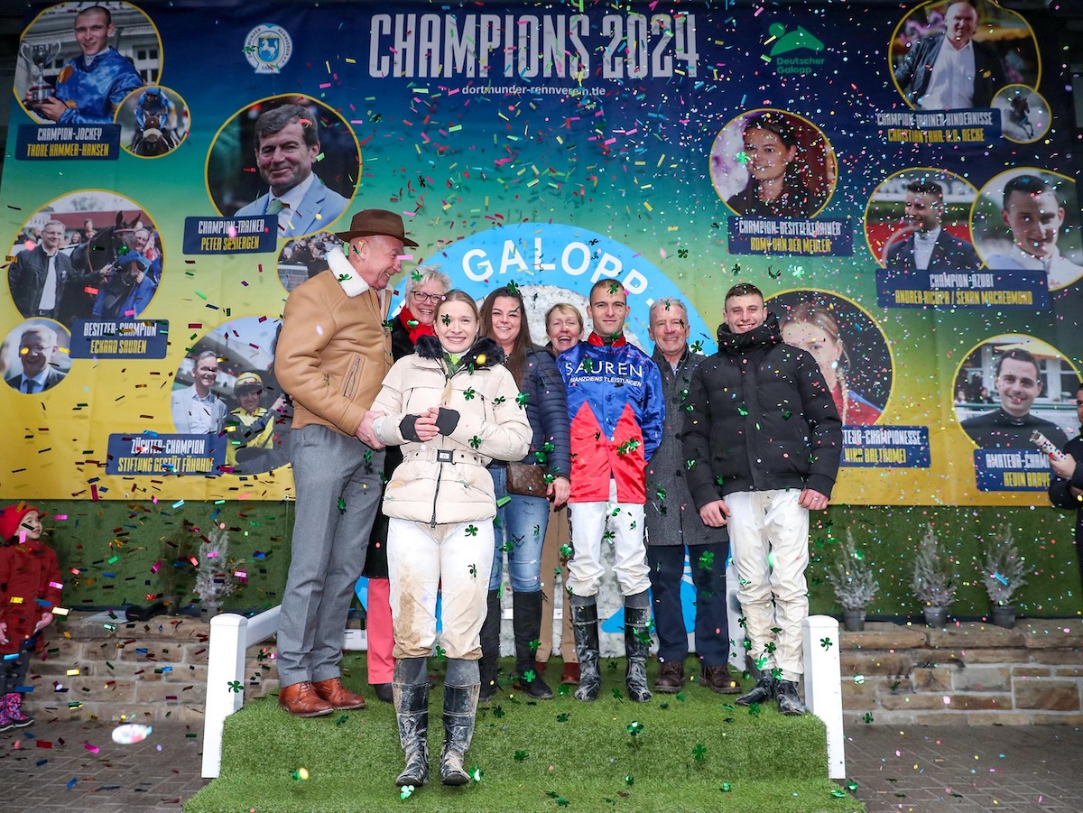 Champions all: the German title holders of 2024 enjoy their success. Photo: Deutscher Galopp / Marc Rühl