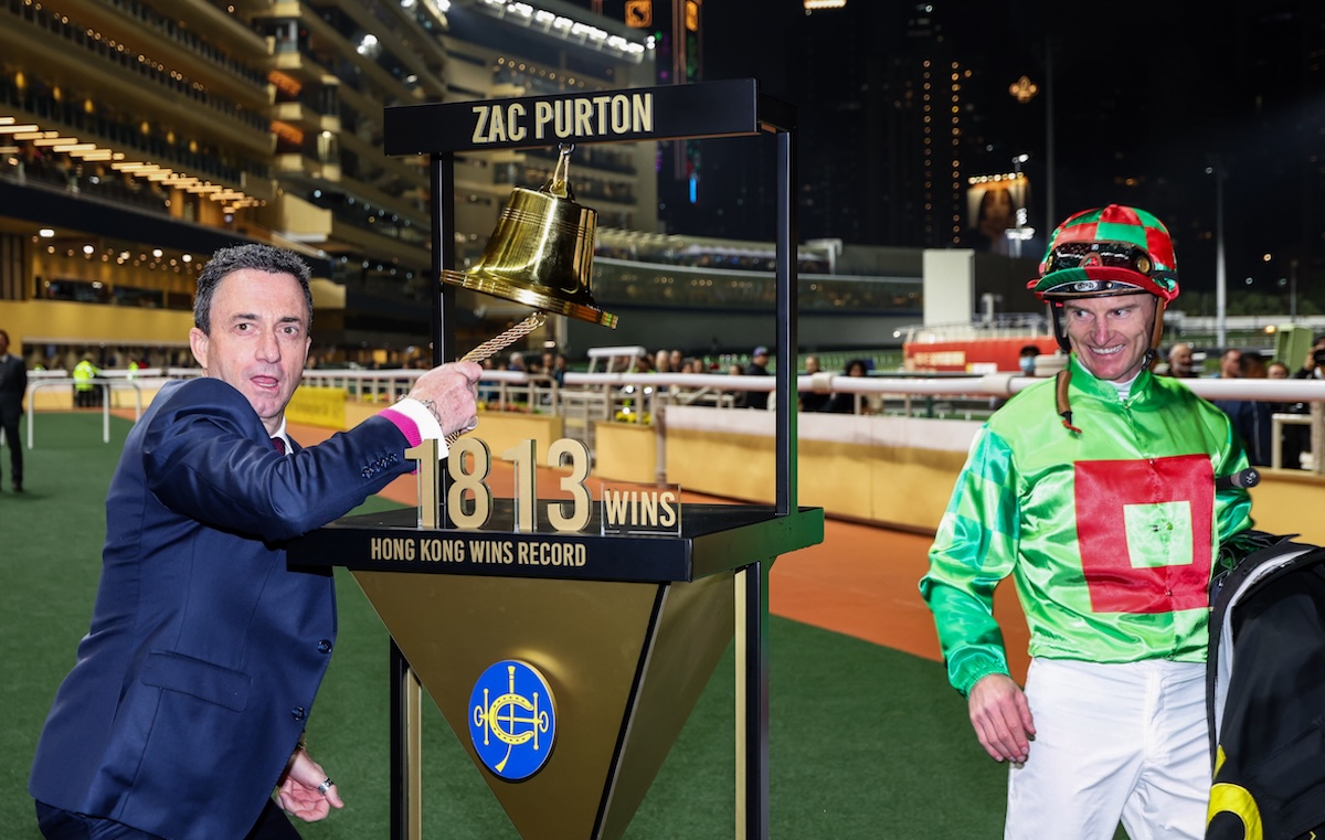 HK riding legend Douglas Whyte rings the victory bell for Zac Purton after the latter equalled his record. Photo: HKJC